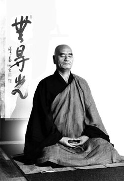 Ma&icirc;tre Taisen Deshimaru en posture de Zazen